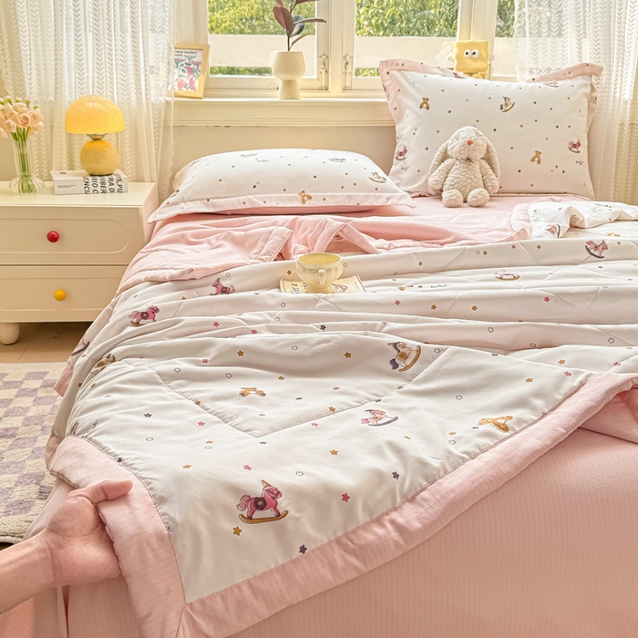 91家纺网 家纺一手货源 找家纺 梵克保罗 2025新款印花单夏被被子被芯夏被四件套 调皮小马