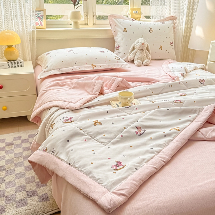 91家纺网 家纺一手货源 找家纺 梵克保罗 2025新款印花单夏被被子被芯夏被四件套 调皮小马