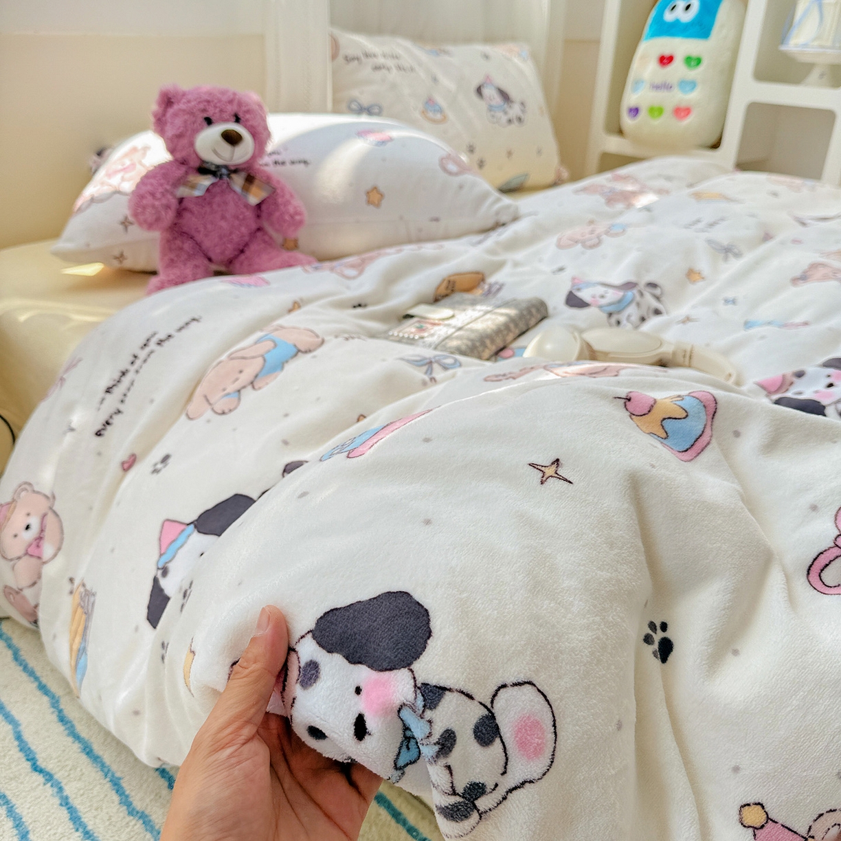 91家纺网 家纺一手货源 找家纺 耀悦家纺 2025新款牛奶绒小清新高克重ins风卡通四件套 音乐与美食的周末