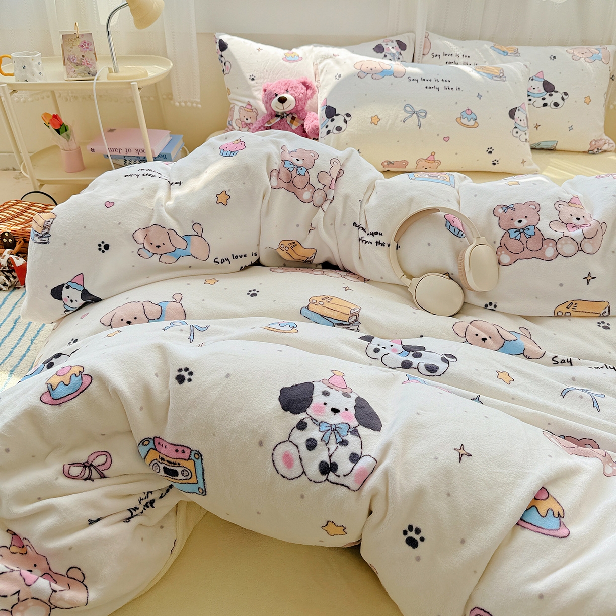 91家纺网 家纺一手货源 找家纺 耀悦家纺 2025新款牛奶绒小清新高克重ins风卡通四件套 音乐与美食的周末