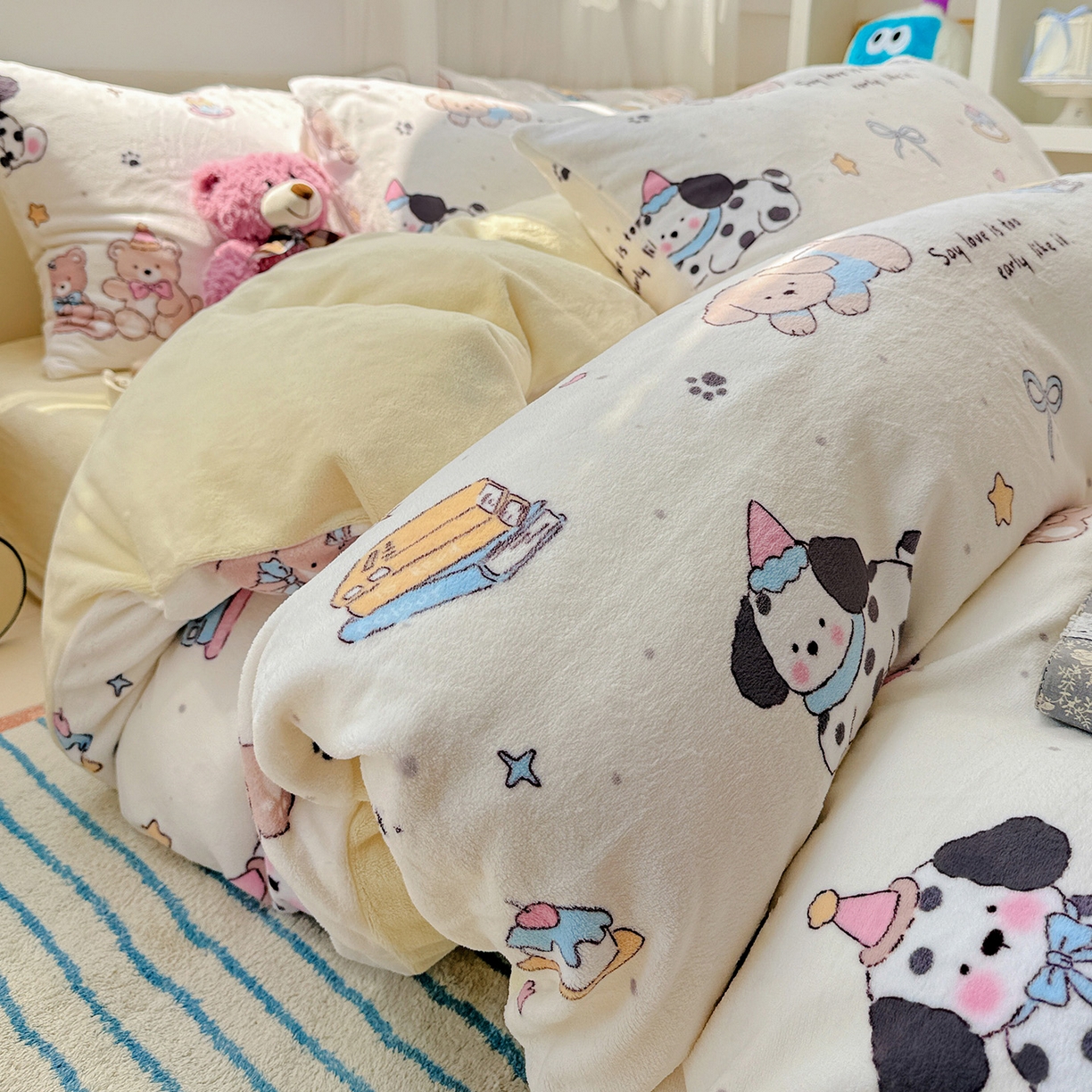 91家纺网 家纺一手货源 找家纺 耀悦家纺 2025新款牛奶绒小清新高克重ins风卡通四件套 音乐与美食的周末