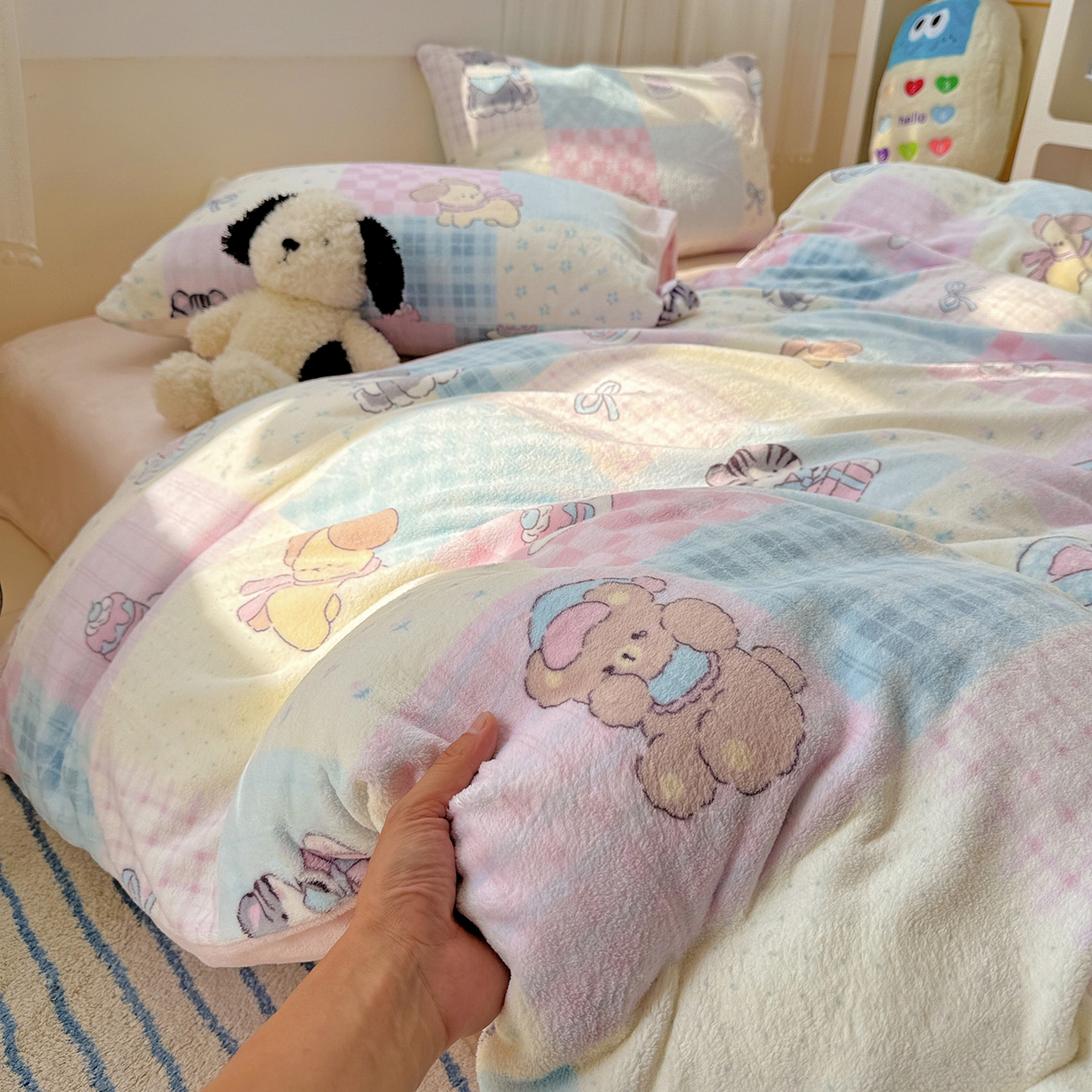 91家纺网 家纺一手货源 找家纺 耀悦家纺 2025新款牛奶绒小清新高克重ins风卡通四件套 礼物起司猫咪