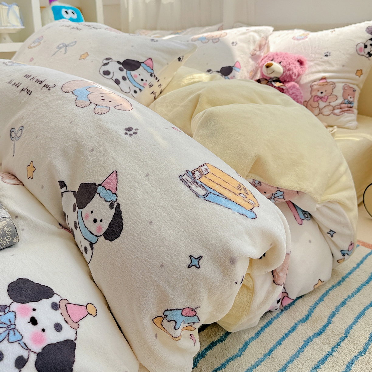 91家纺网 家纺一手货源 找家纺 耀悦家纺 2025新款牛奶绒小清新高克重ins风卡通四件套 音乐与美食的周末