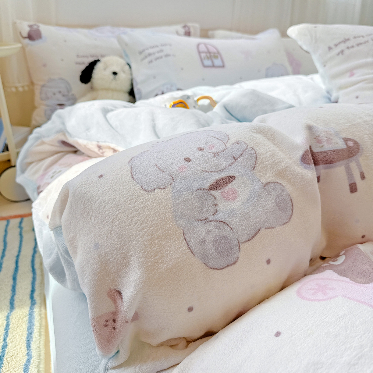 91家纺网 家纺一手货源 找家纺 耀悦家纺 2025新款牛奶绒小清新高克重ins风卡通四件套 小象的生日聚会