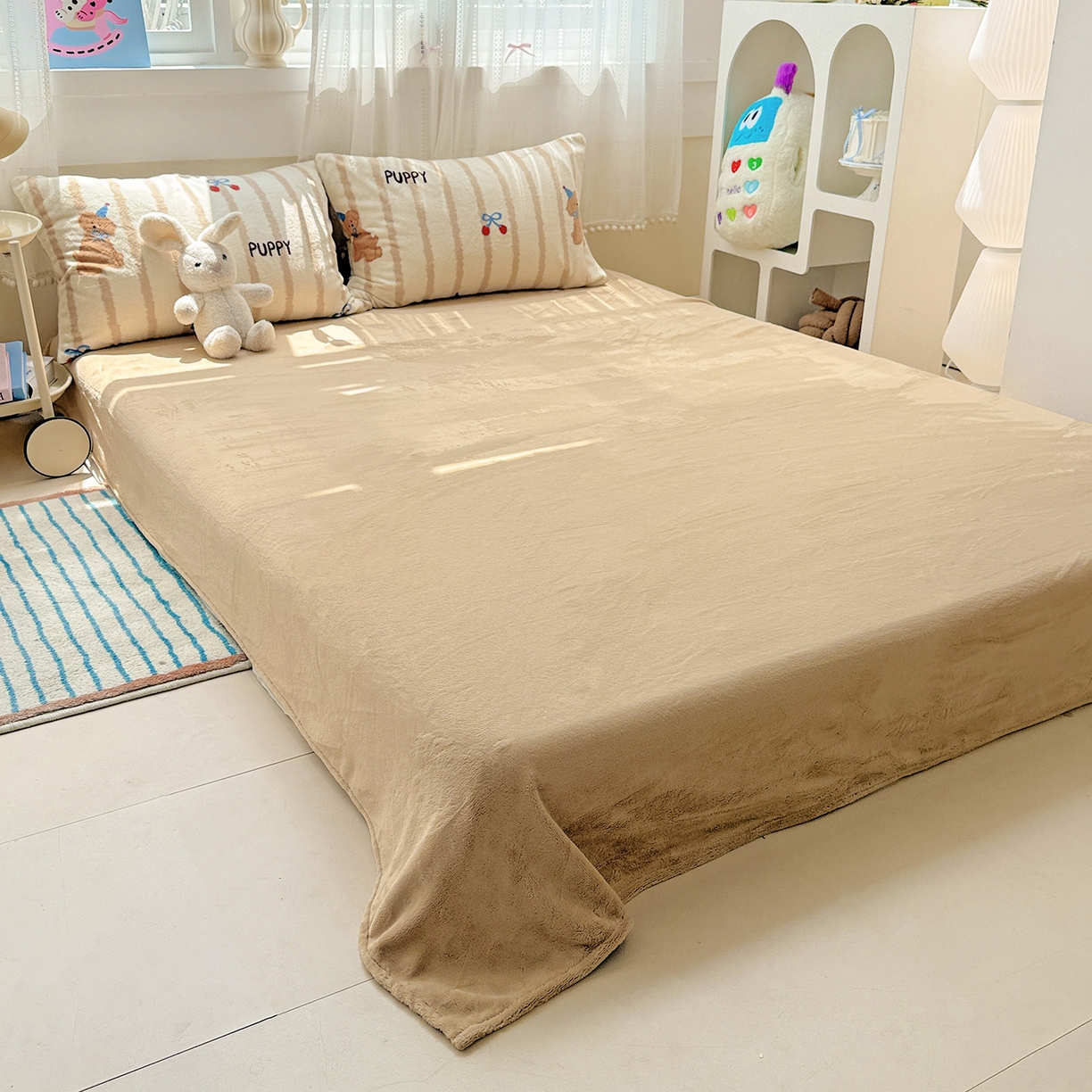 91家纺网 家纺一手货源 找家纺 耀悦家纺 2025新款牛奶绒小清新高克重ins风卡通四件套 条纹优雅修狗