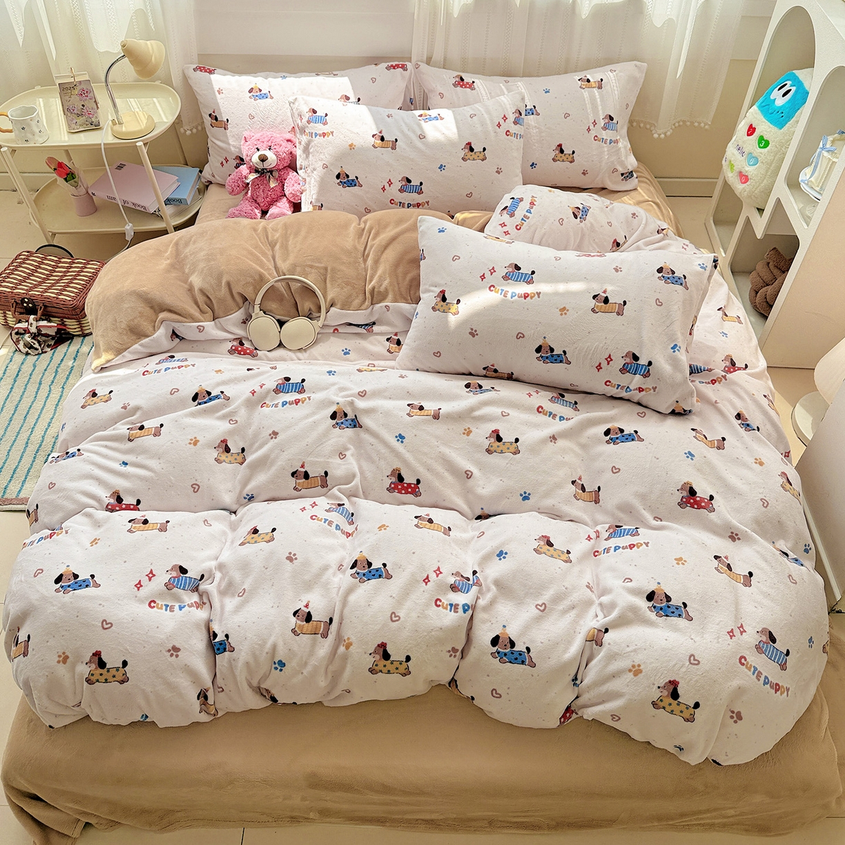 91家纺网 家纺一手货源 找家纺 耀悦家纺 2025新款牛奶绒小清新高克重ins风卡通四件套 星光腊肠狗