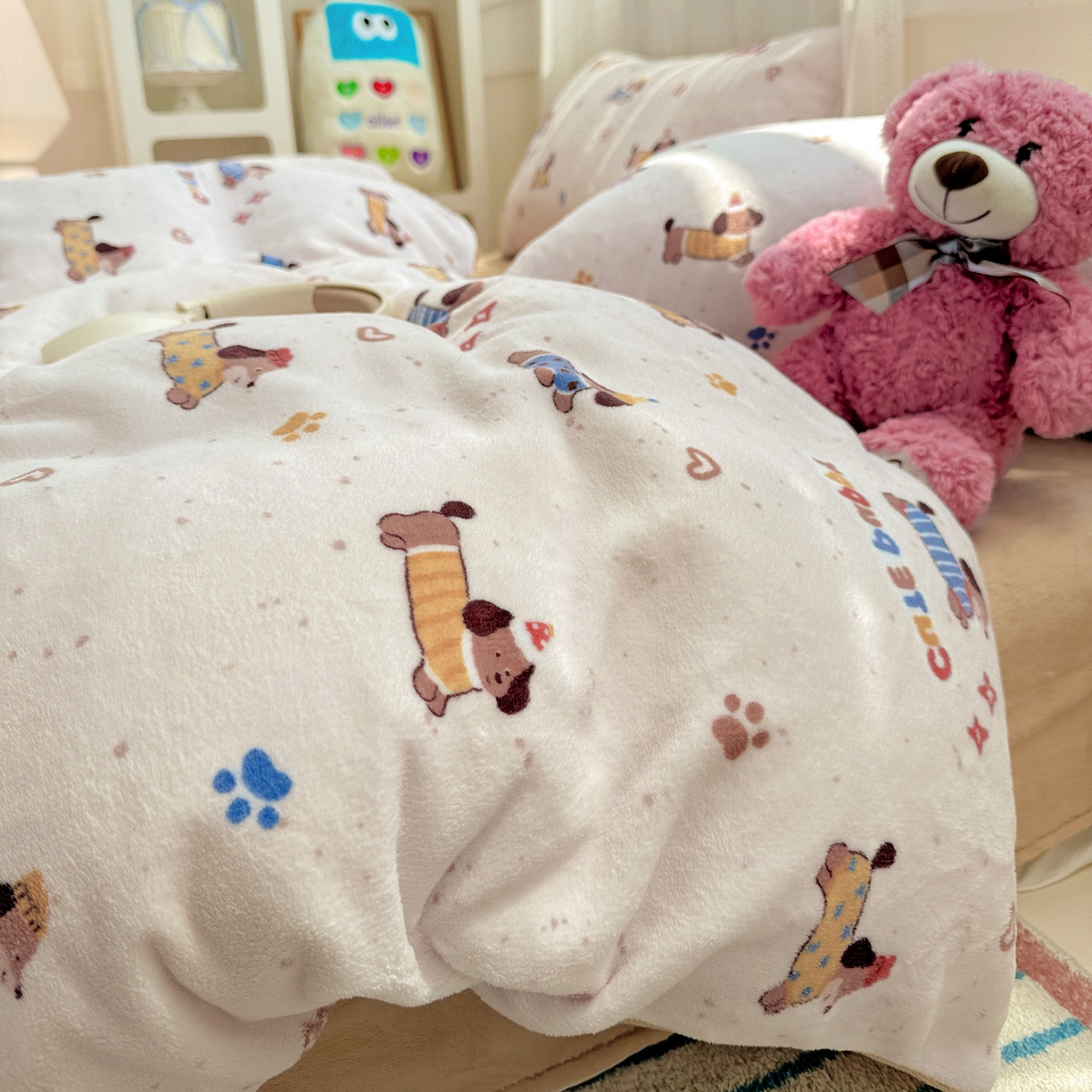 91家纺网 家纺一手货源 找家纺 耀悦家纺 2025新款牛奶绒小清新高克重ins风卡通四件套 星光腊肠狗