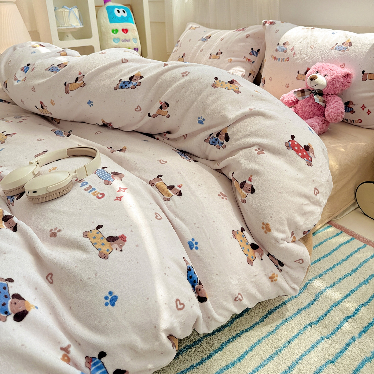 91家纺网 家纺一手货源 找家纺 耀悦家纺 2025新款牛奶绒小清新高克重ins风卡通四件套 星光腊肠狗