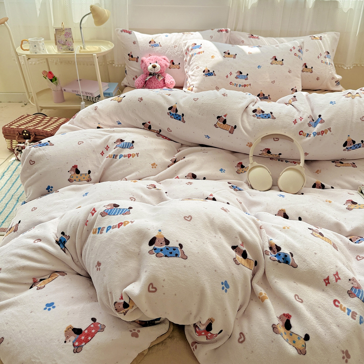 91家纺网 家纺一手货源 找家纺 耀悦家纺 2025新款牛奶绒小清新高克重ins风卡通四件套 星光腊肠狗