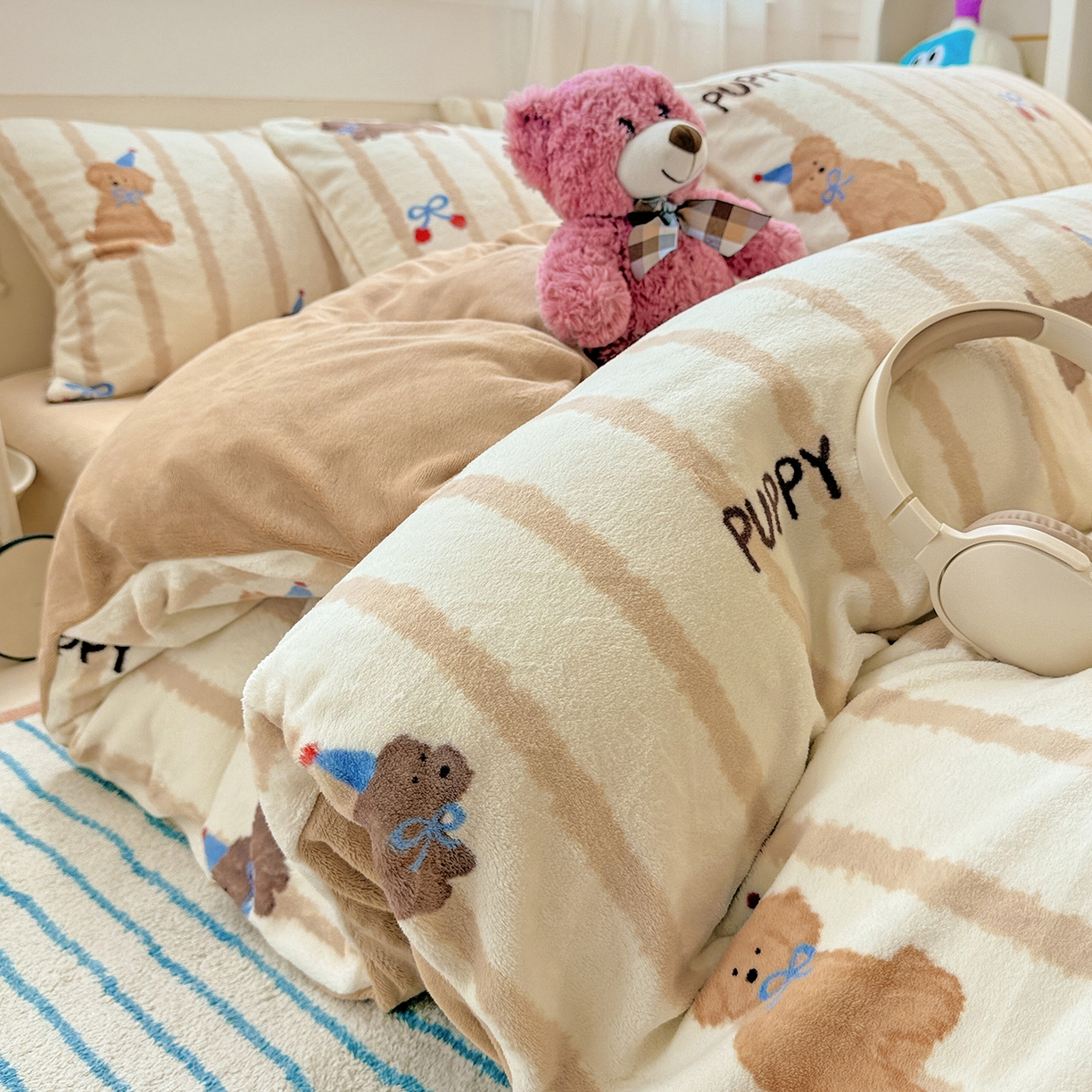 91家纺网 家纺一手货源 找家纺 耀悦家纺 2025新款牛奶绒小清新高克重ins风卡通四件套 条纹优雅修狗