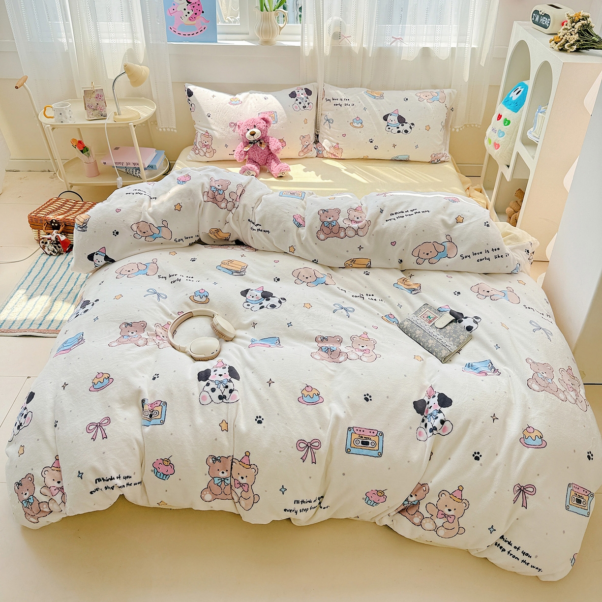 91家纺网 家纺一手货源 找家纺 耀悦家纺 2025新款牛奶绒小清新高克重ins风卡通四件套 音乐与美食的周末