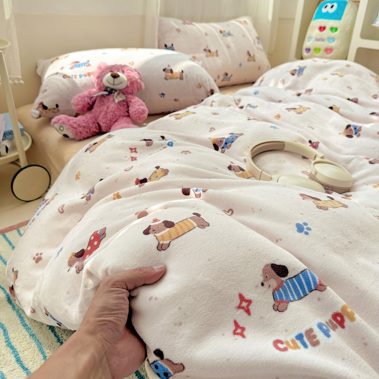 91家纺网 家纺一手货源 找家纺 耀悦家纺 2025新款牛奶绒小清新高克重ins风卡通四件套 星光腊肠狗