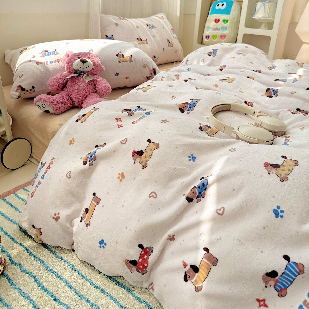 91家纺网 家纺一手货源 找家纺 耀悦家纺 2025新款牛奶绒小清新高克重ins风卡通四件套 星光腊肠狗