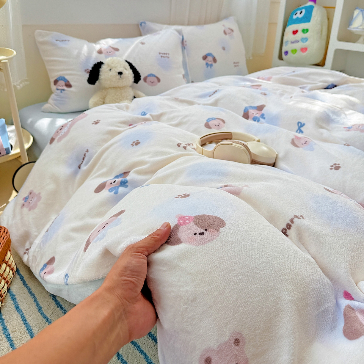 91家纺网 家纺一手货源 找家纺 耀悦家纺 2025新款牛奶绒小清新高克重ins风卡通四件套 小奶狗派对