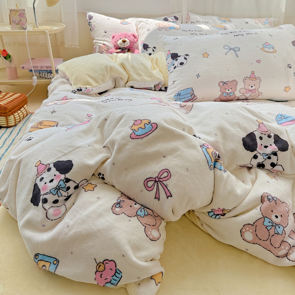 91家纺网 家纺一手货源 找家纺 耀悦家纺 2025新款牛奶绒小清新高克重ins风卡通四件套 音乐与美食的周末