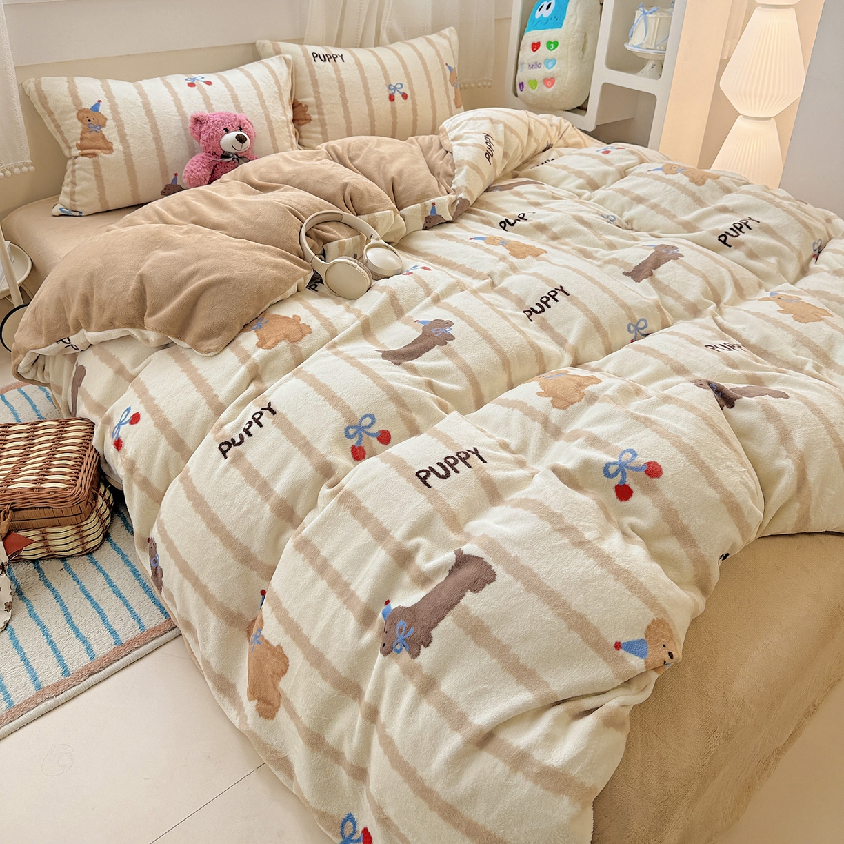 91家纺网 家纺一手货源 找家纺 耀悦家纺 2025新款牛奶绒小清新高克重ins风卡通四件套 条纹优雅修狗