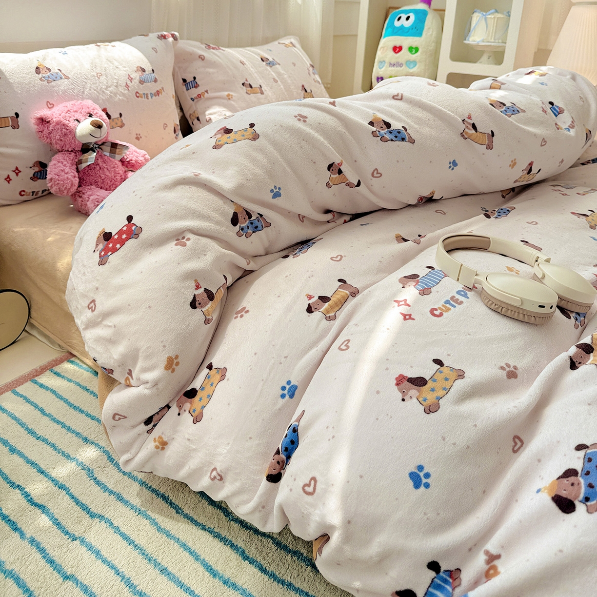 91家纺网 家纺一手货源 找家纺 耀悦家纺 2025新款牛奶绒小清新高克重ins风卡通四件套 星光腊肠狗