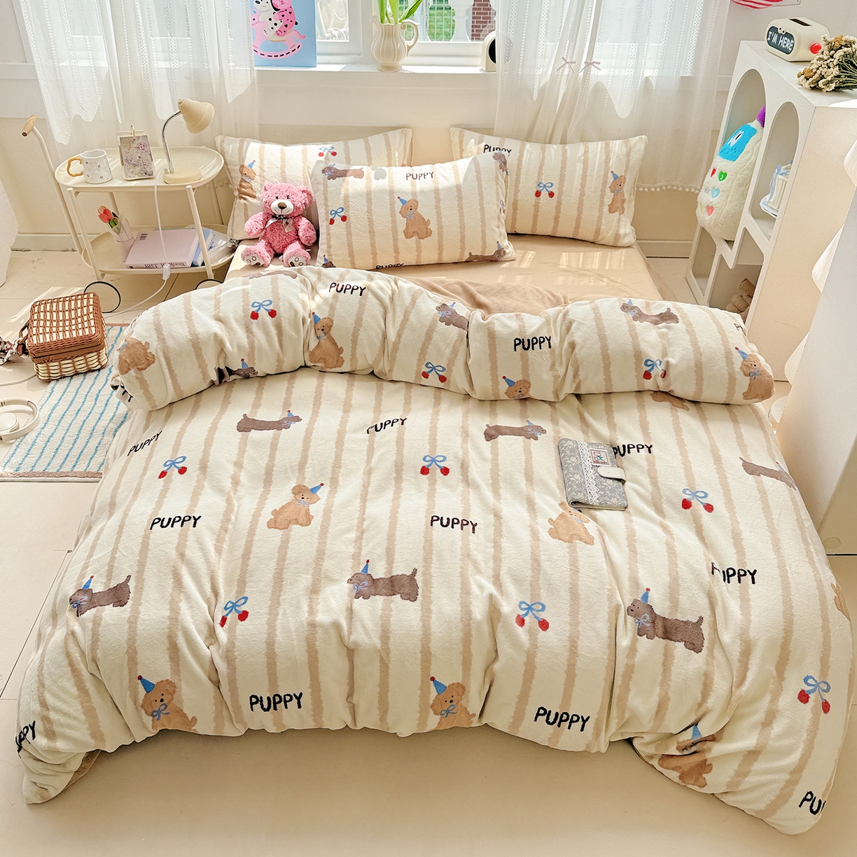 91家纺网 家纺一手货源 找家纺 耀悦家纺 2025新款牛奶绒小清新高克重ins风卡通四件套 条纹优雅修狗