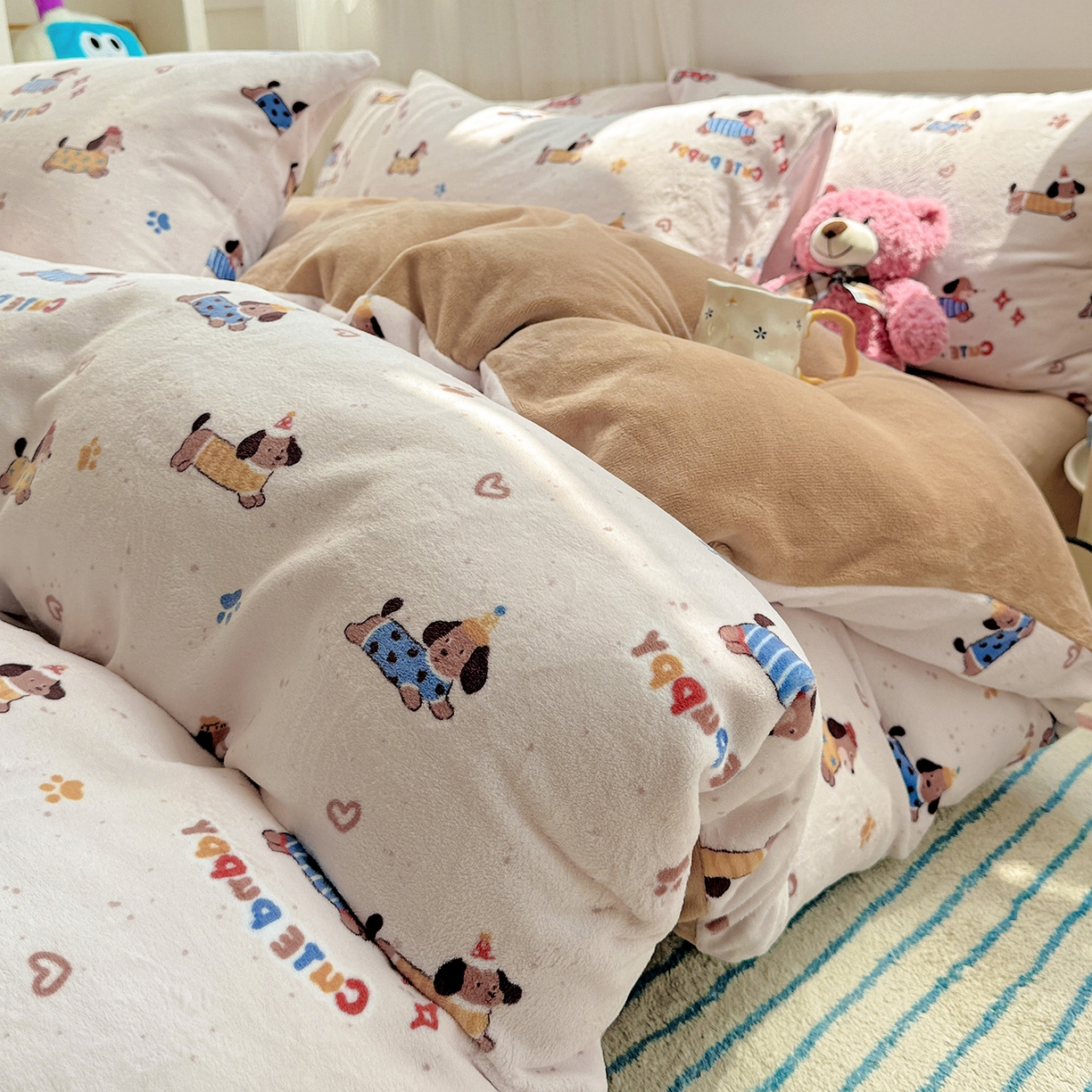 91家纺网 家纺一手货源 找家纺 耀悦家纺 2025新款牛奶绒小清新高克重ins风卡通四件套 星光腊肠狗