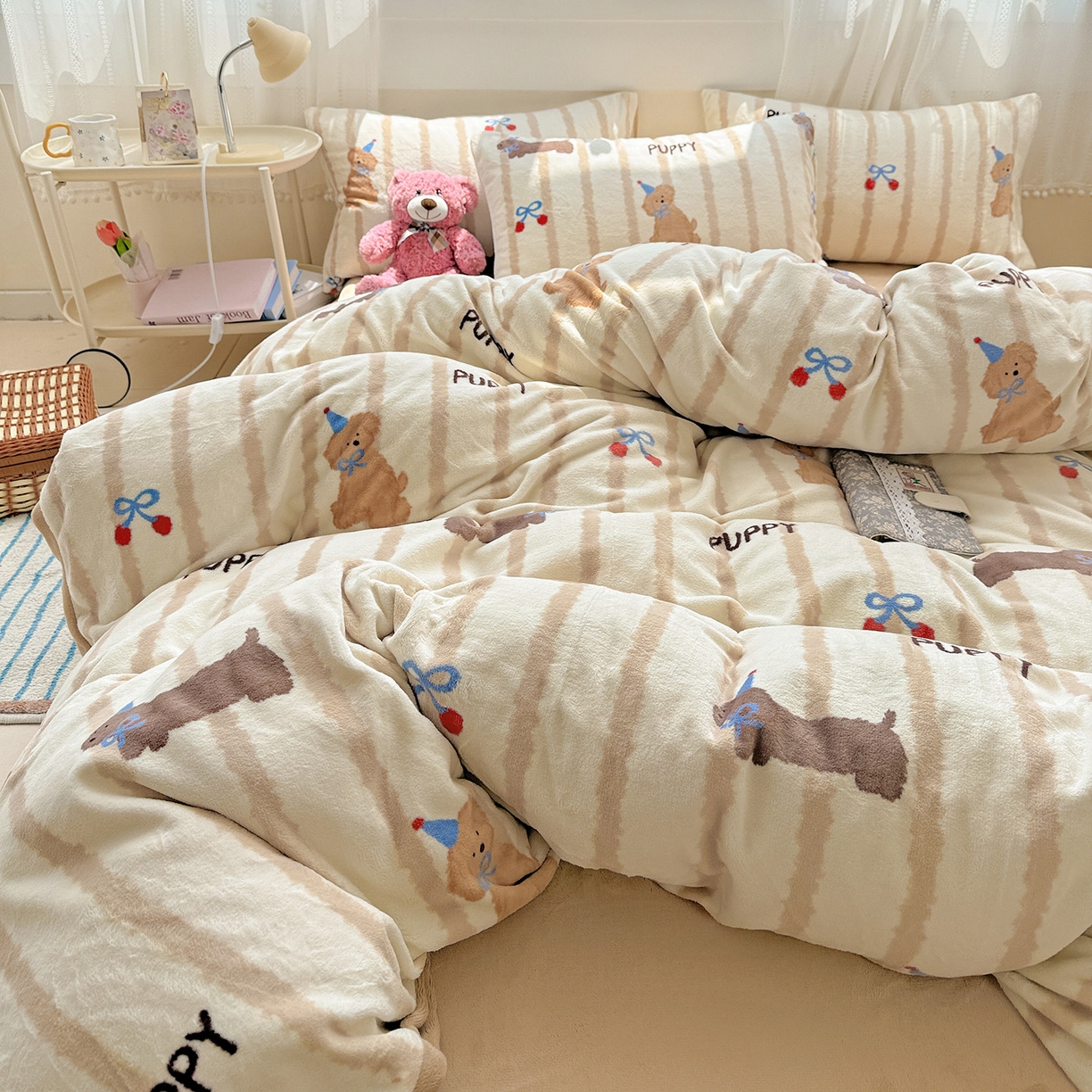 91家纺网 家纺一手货源 找家纺 耀悦家纺 2025新款牛奶绒小清新高克重ins风卡通四件套 条纹优雅修狗