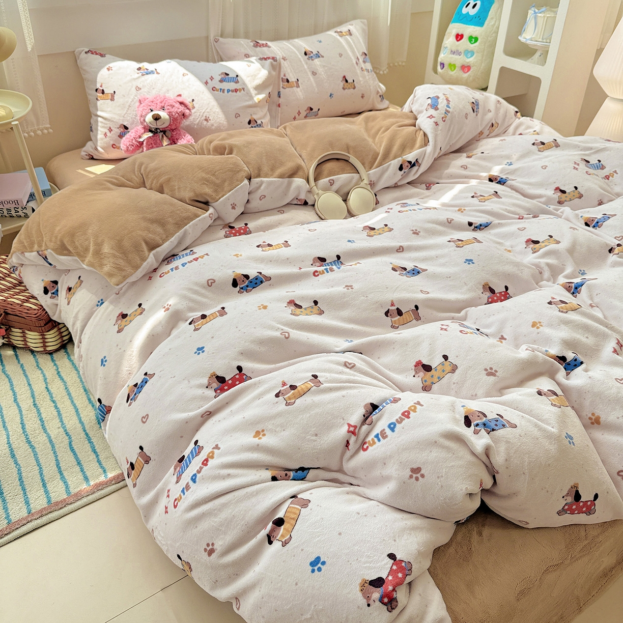 91家纺网 家纺一手货源 找家纺 耀悦家纺 2025新款牛奶绒小清新高克重ins风卡通四件套 星光腊肠狗