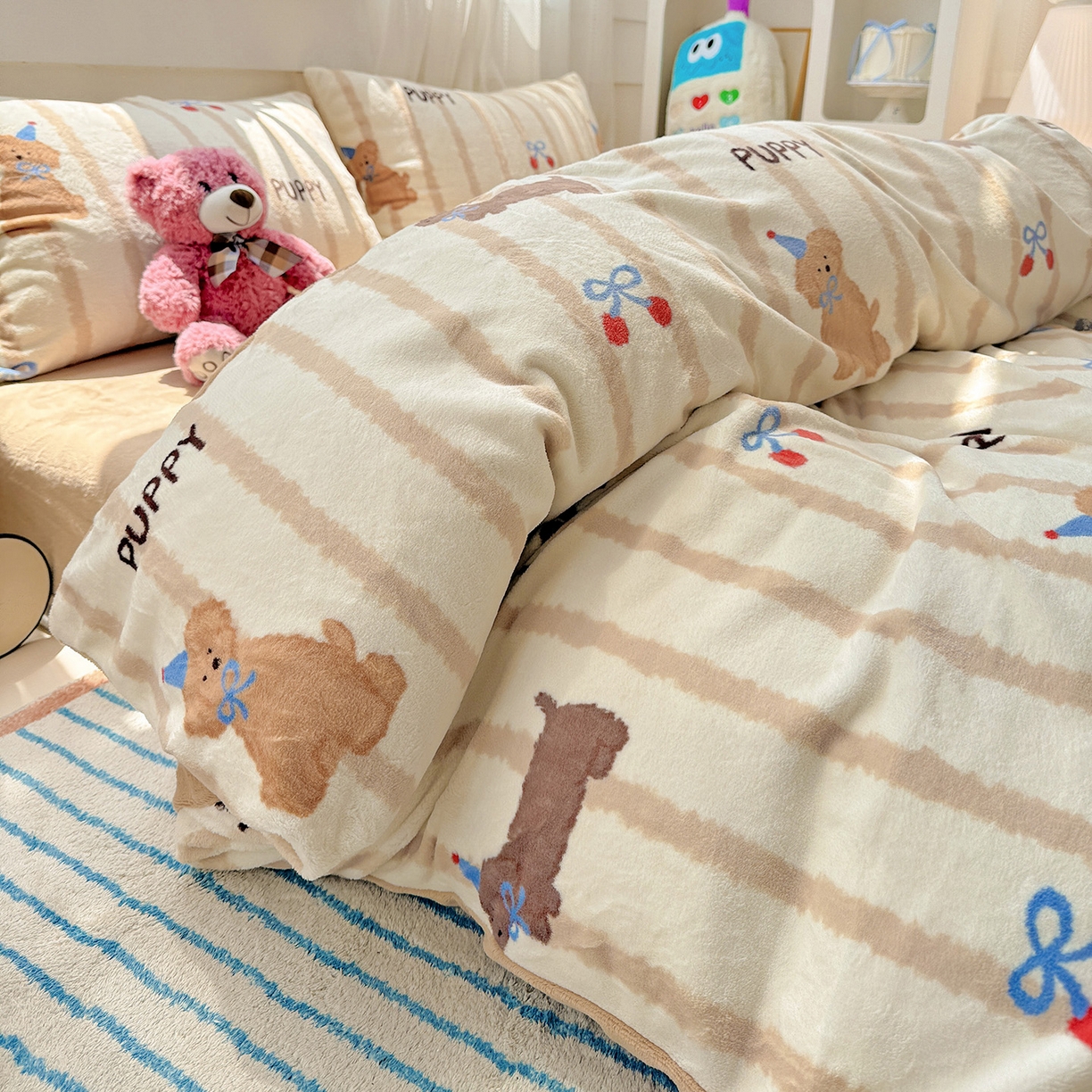 91家纺网 家纺一手货源 找家纺 耀悦家纺 2025新款牛奶绒小清新高克重ins风卡通四件套 条纹优雅修狗