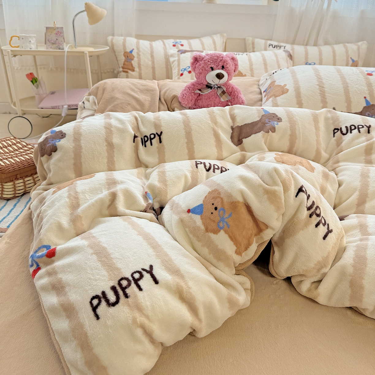 91家纺网 家纺一手货源 找家纺 耀悦家纺 2025新款牛奶绒小清新高克重ins风卡通四件套 条纹优雅修狗