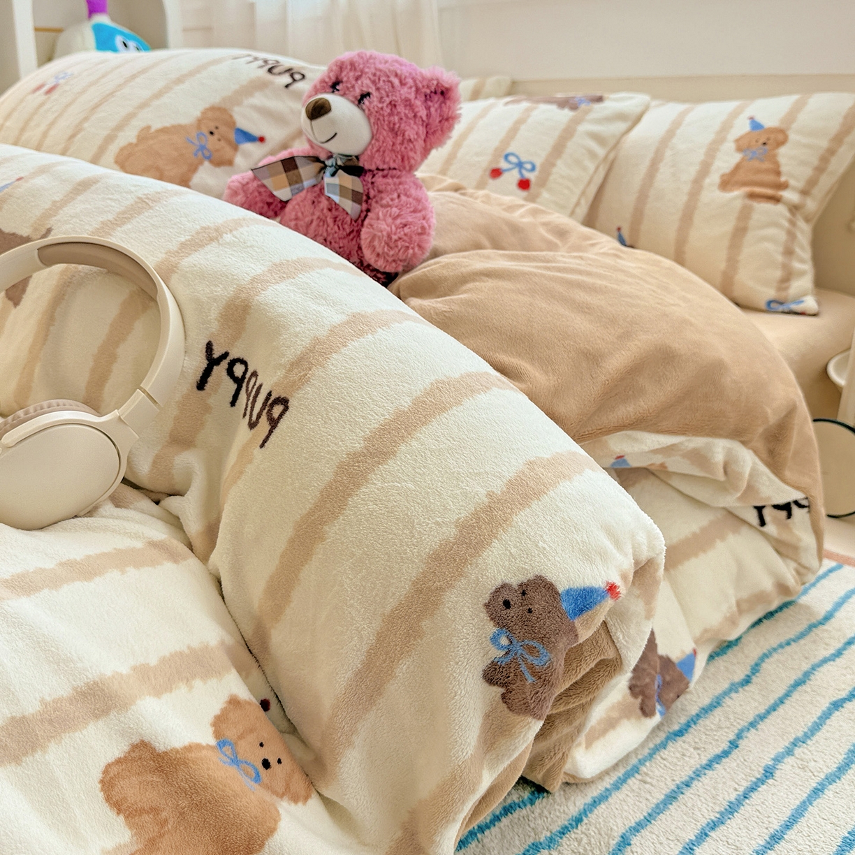 91家纺网 家纺一手货源 找家纺 耀悦家纺 2025新款牛奶绒小清新高克重ins风卡通四件套 条纹优雅修狗