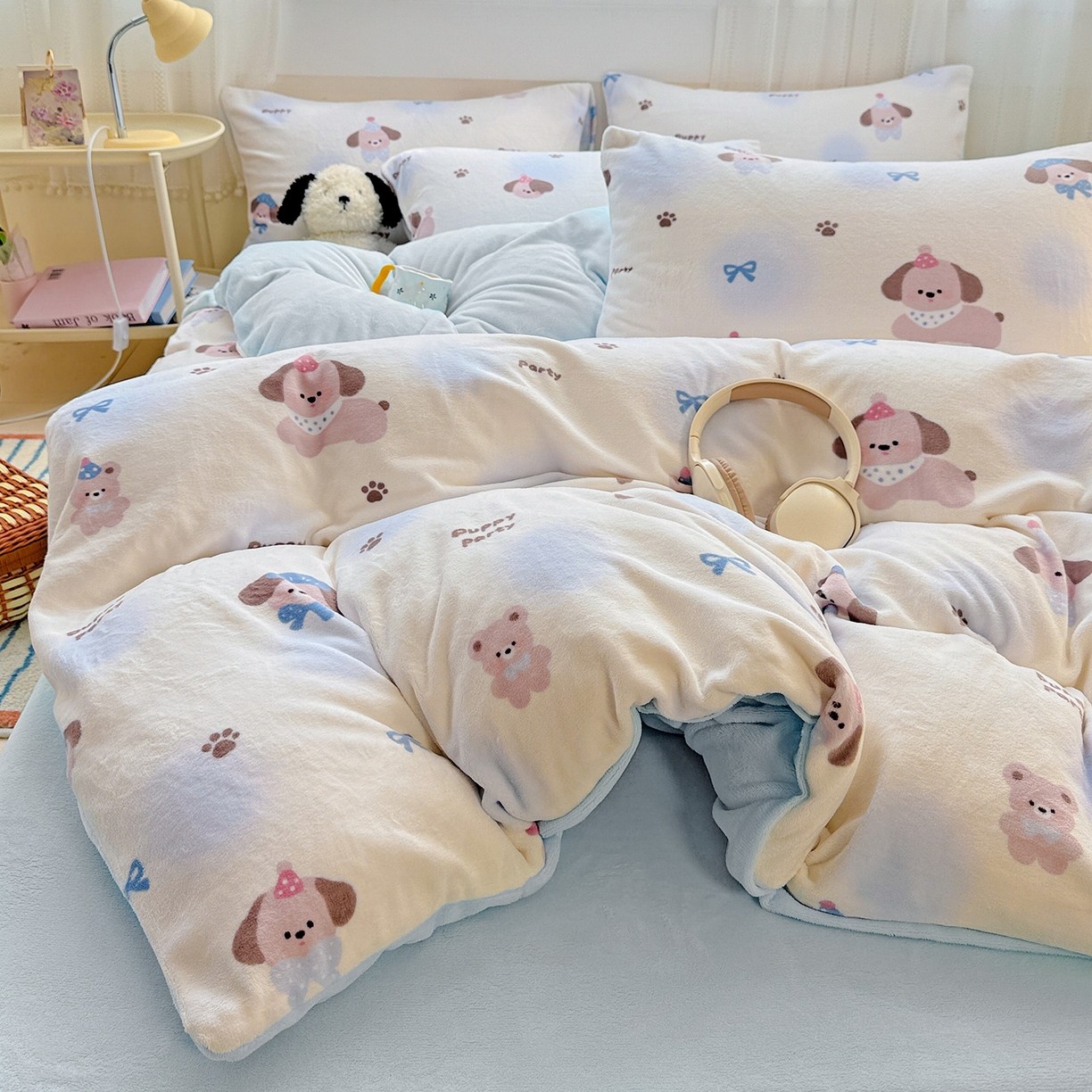 91家纺网 家纺一手货源 找家纺 耀悦家纺 2025新款牛奶绒小清新高克重ins风卡通四件套 小奶狗派对