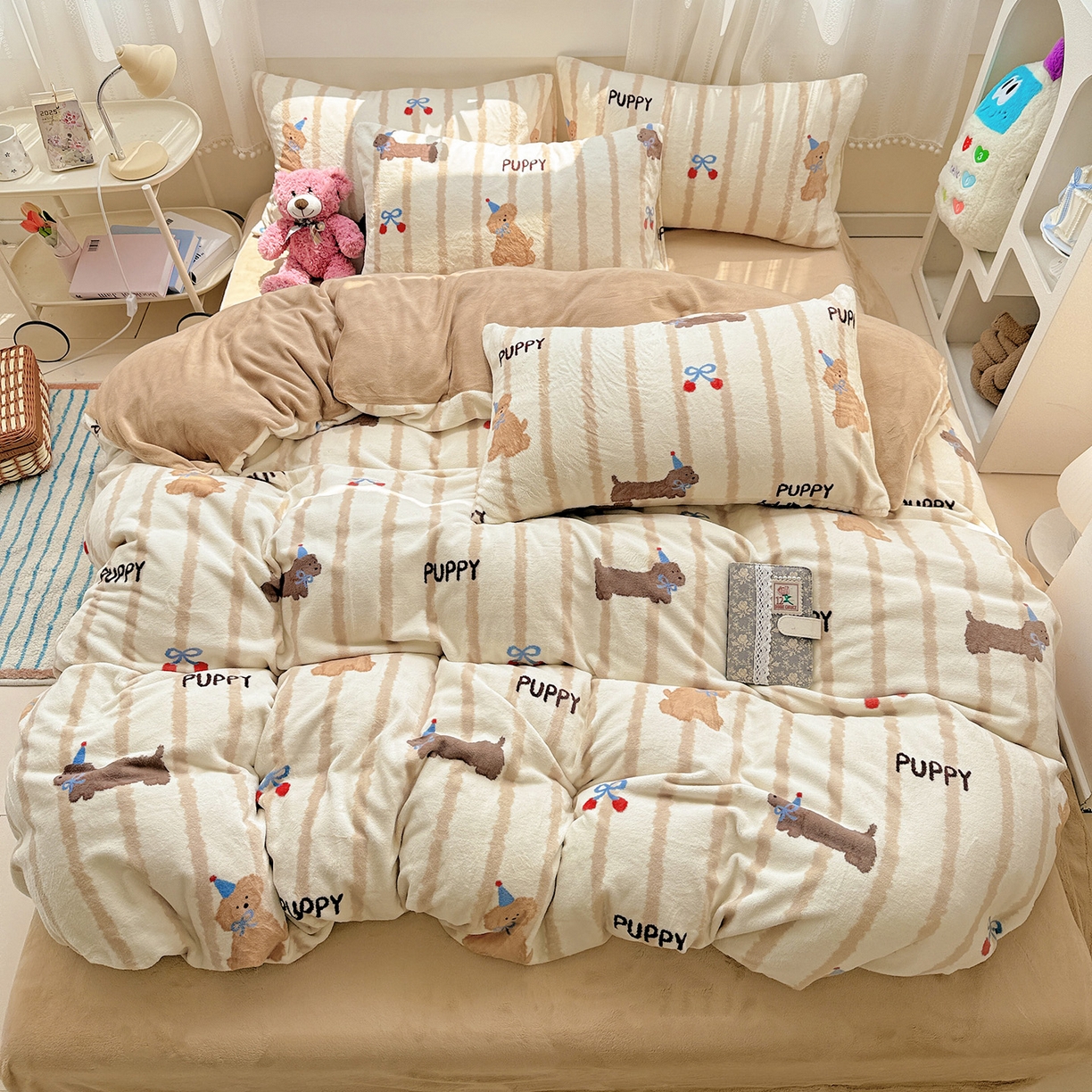 91家纺网 家纺一手货源 找家纺 耀悦家纺 2025新款牛奶绒小清新高克重ins风卡通四件套 条纹优雅修狗