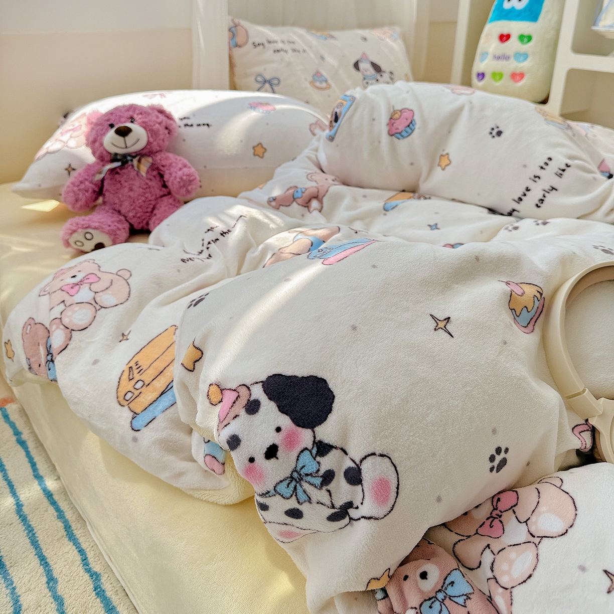 91家纺网 家纺一手货源 找家纺 耀悦家纺 2025新款牛奶绒小清新高克重ins风卡通四件套 音乐与美食的周末