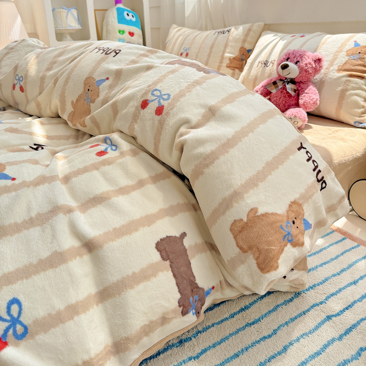 91家纺网 家纺一手货源 找家纺 耀悦家纺 2025新款牛奶绒小清新高克重ins风卡通四件套 条纹优雅修狗