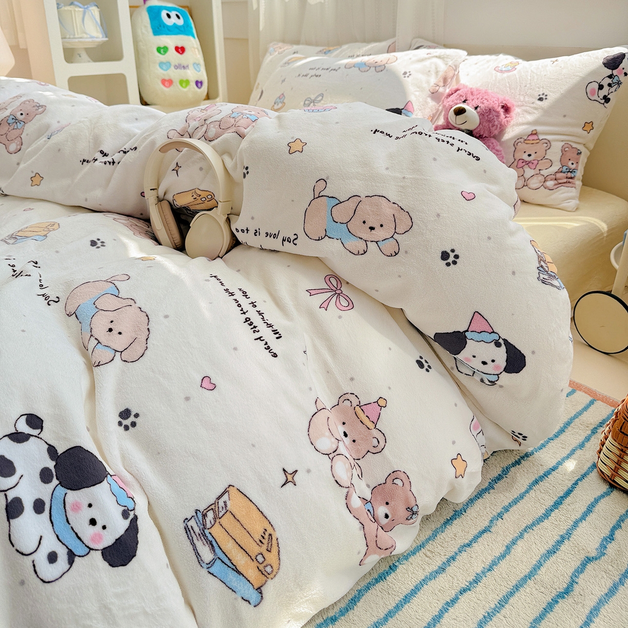 91家纺网 家纺一手货源 找家纺 耀悦家纺 2025新款牛奶绒小清新高克重ins风卡通四件套 音乐与美食的周末