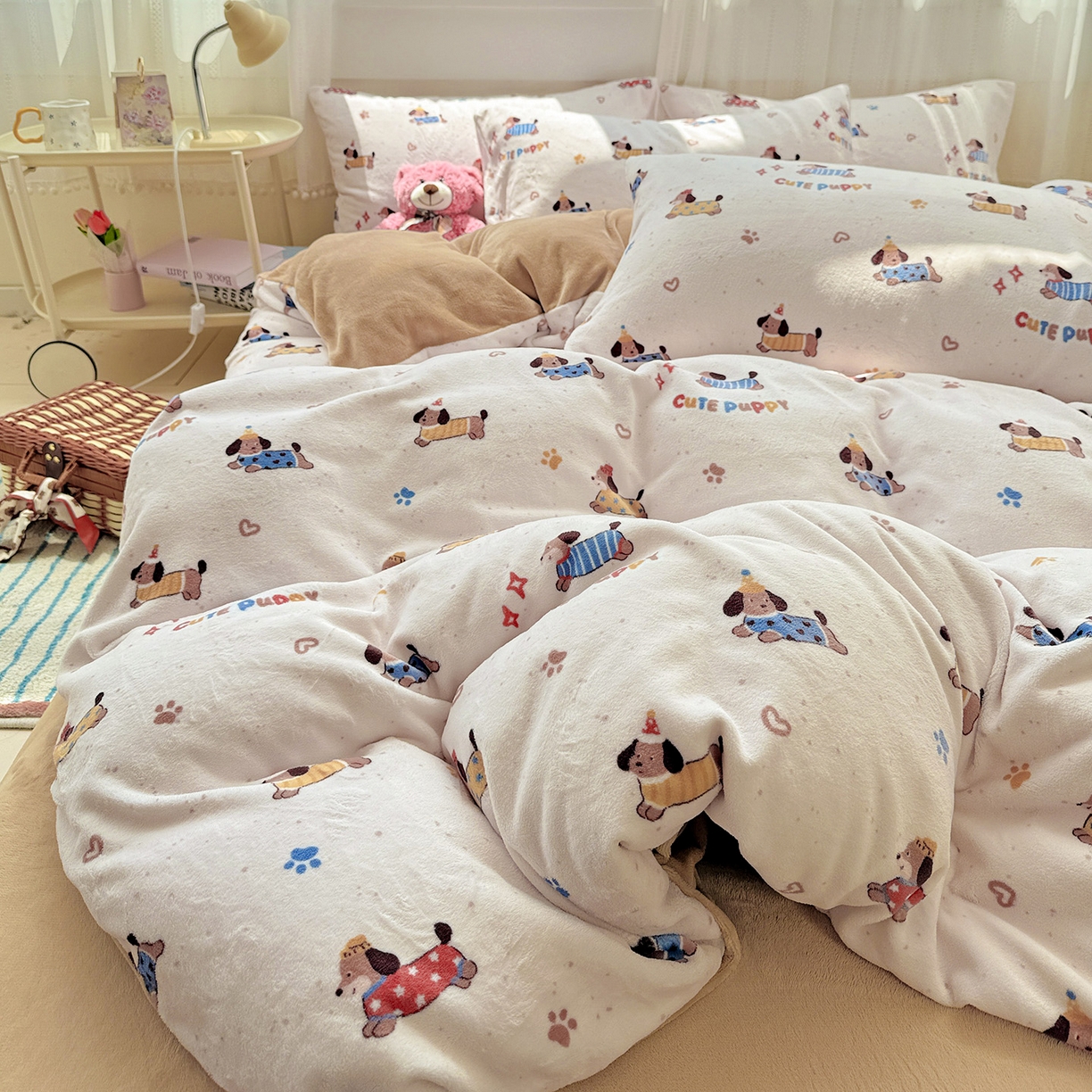 91家纺网 家纺一手货源 找家纺 耀悦家纺 2025新款牛奶绒小清新高克重ins风卡通四件套 星光腊肠狗