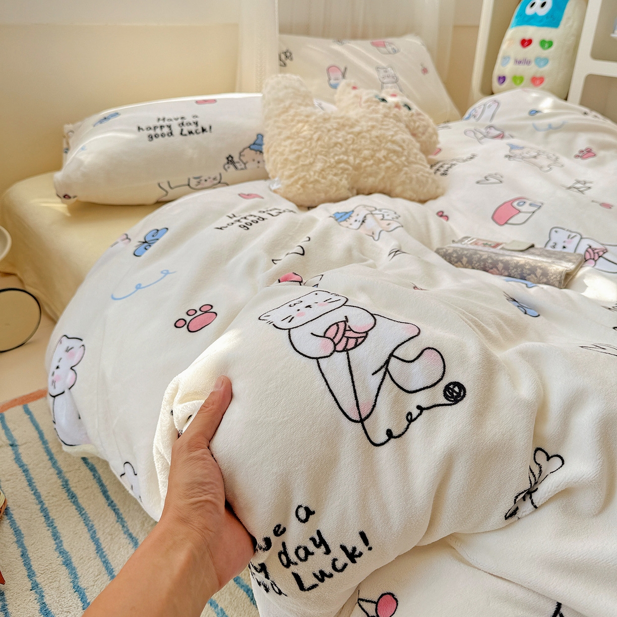 91家纺网 家纺一手货源 找家纺 耀悦家纺 2025新款牛奶绒小清新高克重ins风卡通四件套 五角星小猫