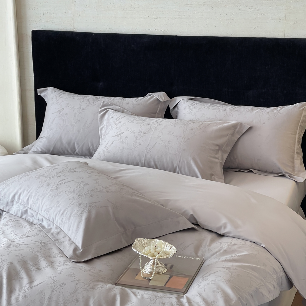 91家纺网 家纺一手货源 找家纺 栩裕纺织 2025新款长绒棉提花最新款单品 陌上枝头-高级灰