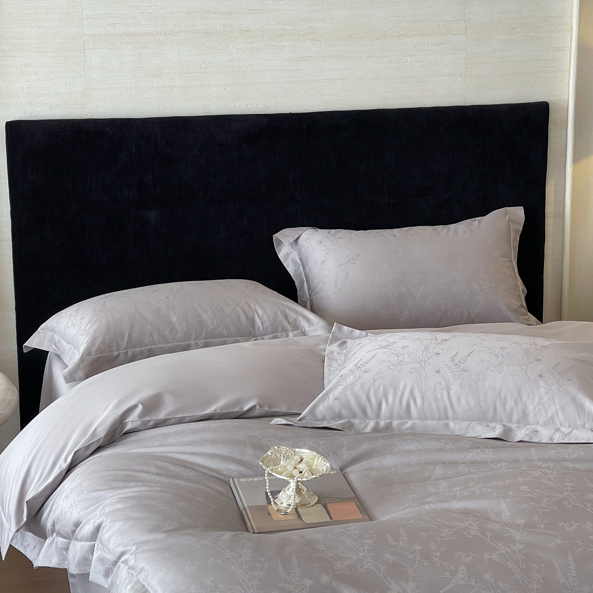 91家纺网 家纺一手货源 找家纺 栩裕纺织 2025新款长绒棉提花最新款单品 陌上枝头-高级灰