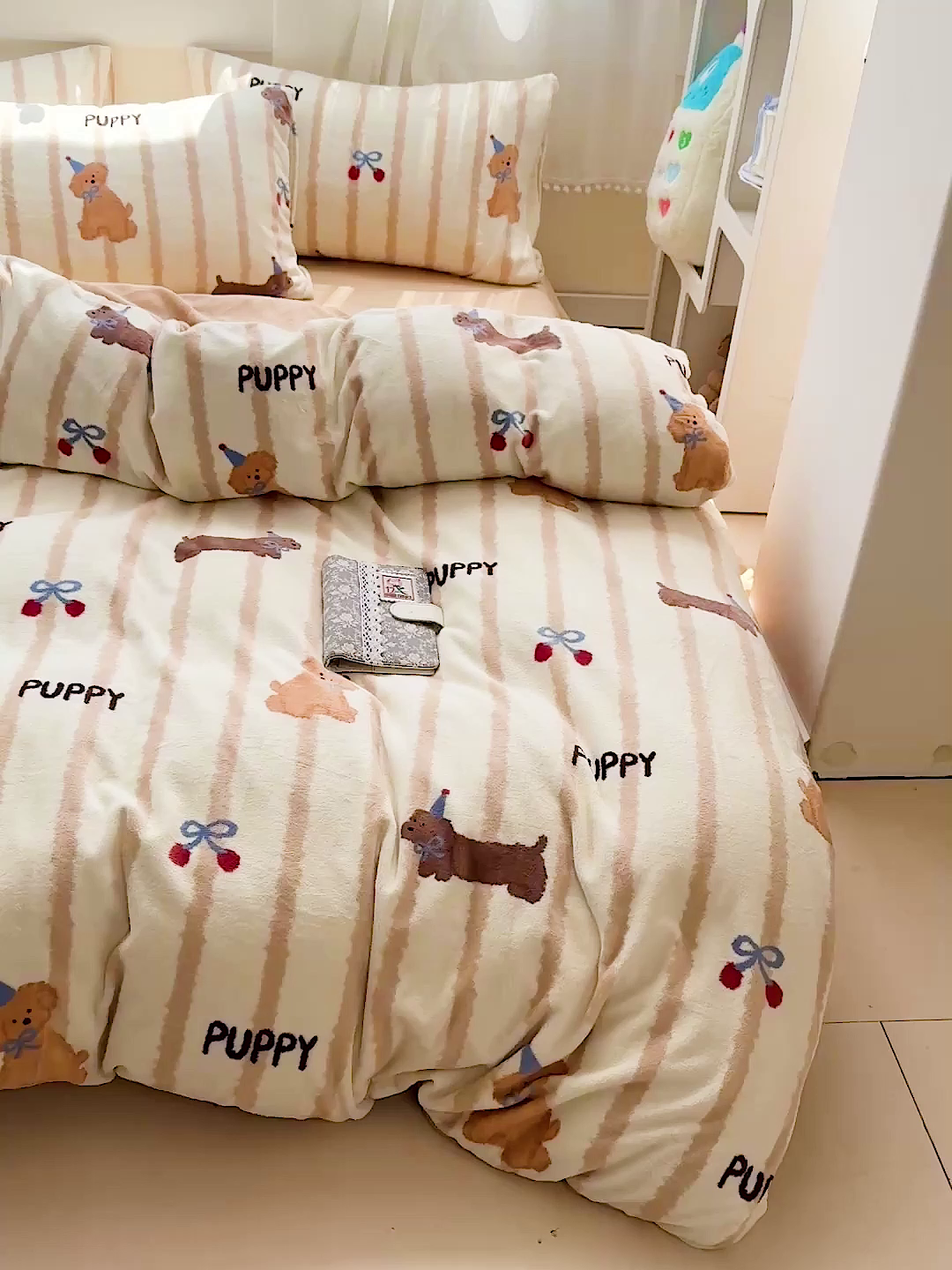 91家纺网 家纺一手货源 找家纺 耀悦家纺 2025新款牛奶绒小清新高克重ins风卡通四件套 条纹优雅修狗