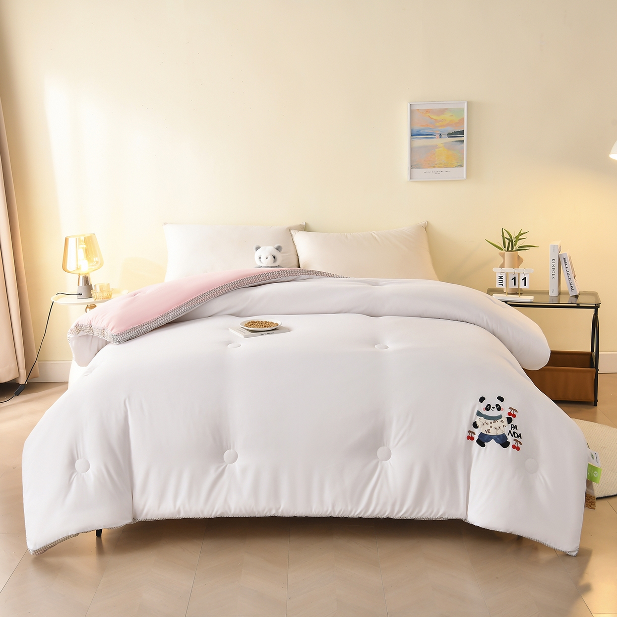 91家纺网 家纺一手货源 找家纺 瑶瑶家居 2025新款立体毛巾绣七孔被大豆纤维被被子被芯 立体极光白+黛粉