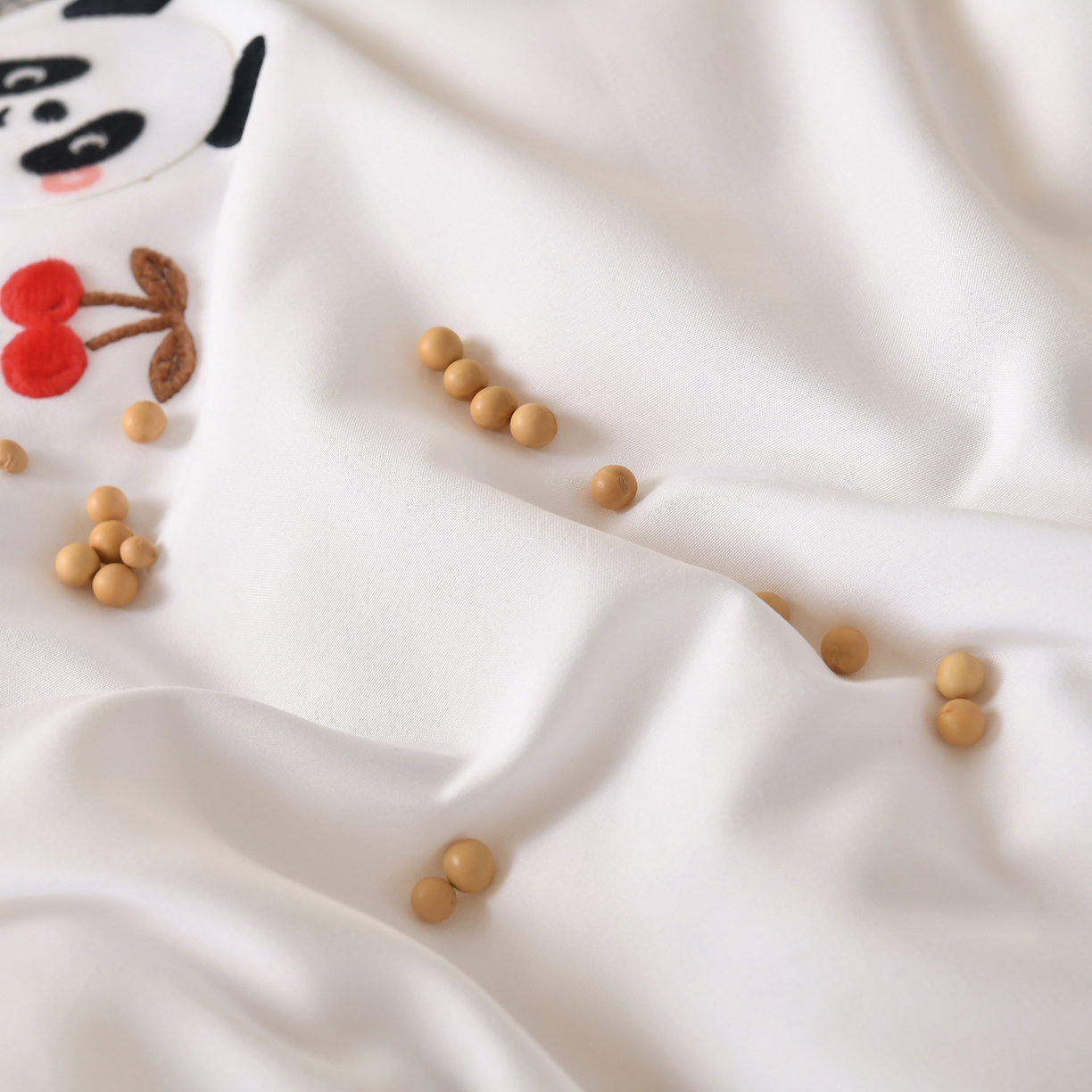 91家纺网 家纺一手货源 找家纺 瑶瑶家居 2025新款立体毛巾绣七孔被大豆纤维被被子被芯 立体极光白+果绿