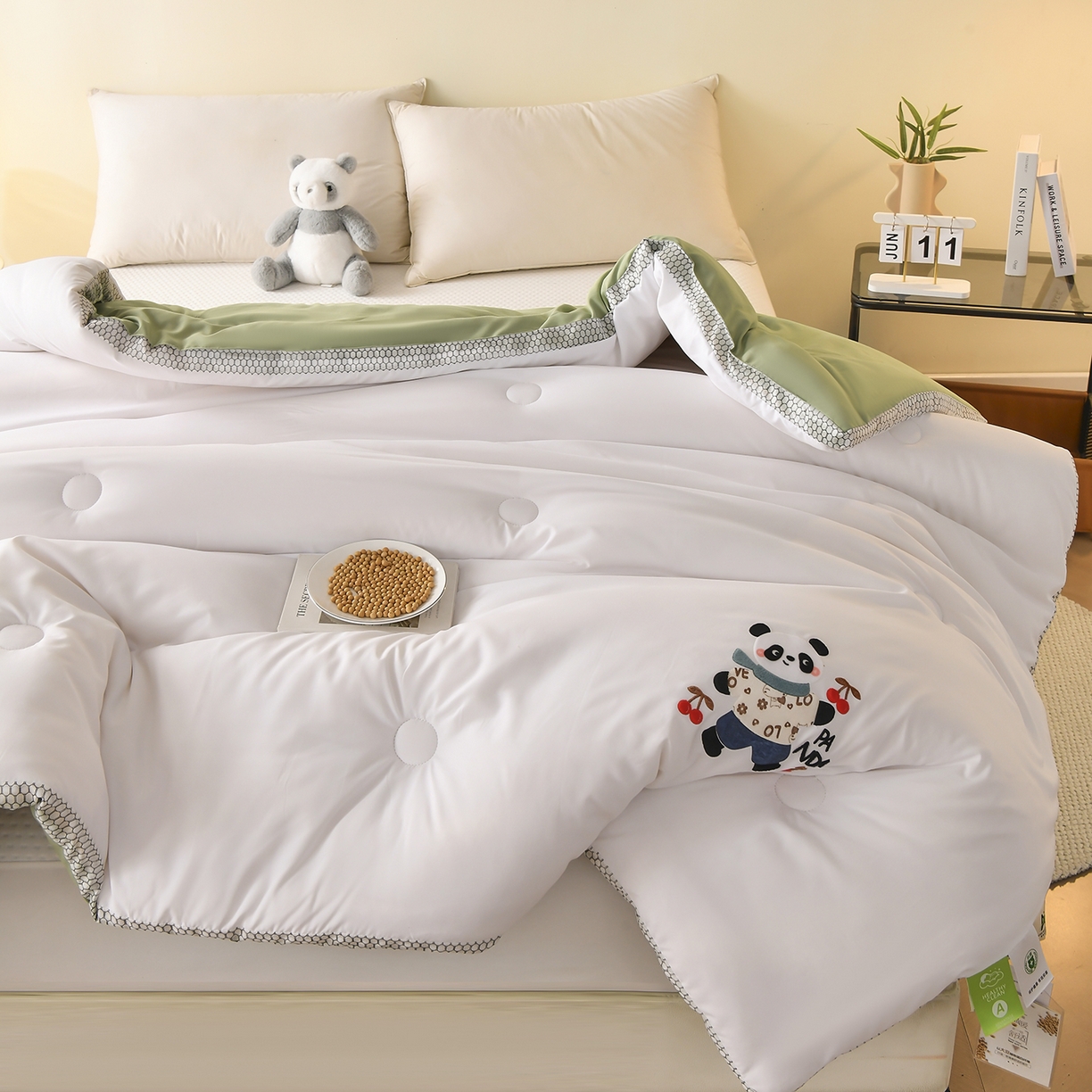 91家纺网 家纺一手货源 找家纺 瑶瑶家居 2025新款立体毛巾绣七孔被大豆纤维被被子被芯 立体极光白+果绿