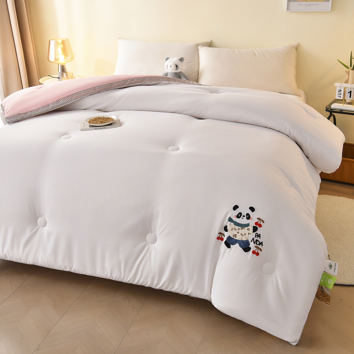 91家纺网 家纺一手货源 找家纺 瑶瑶家居 2025新款立体毛巾绣七孔被大豆纤维被被子被芯 立体极光白+黛粉