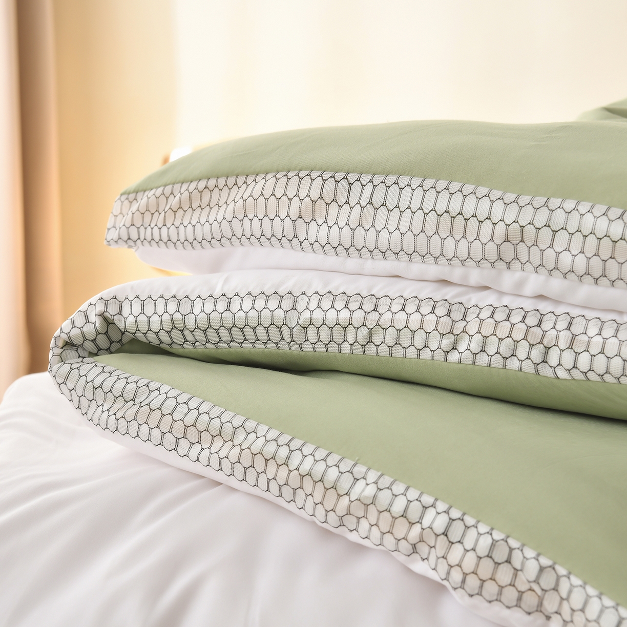 91家纺网 家纺一手货源 找家纺 瑶瑶家居 2025新款立体毛巾绣七孔被大豆纤维被被子被芯 立体极光白+果绿