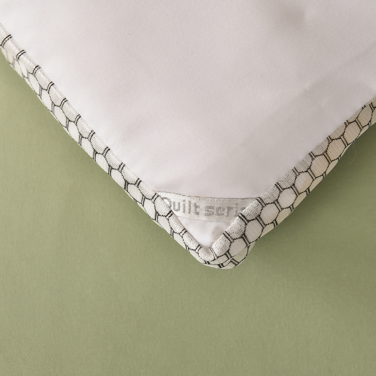 91家纺网 家纺一手货源 找家纺 瑶瑶家居 2025新款立体毛巾绣七孔被大豆纤维被被子被芯 立体极光白+果绿