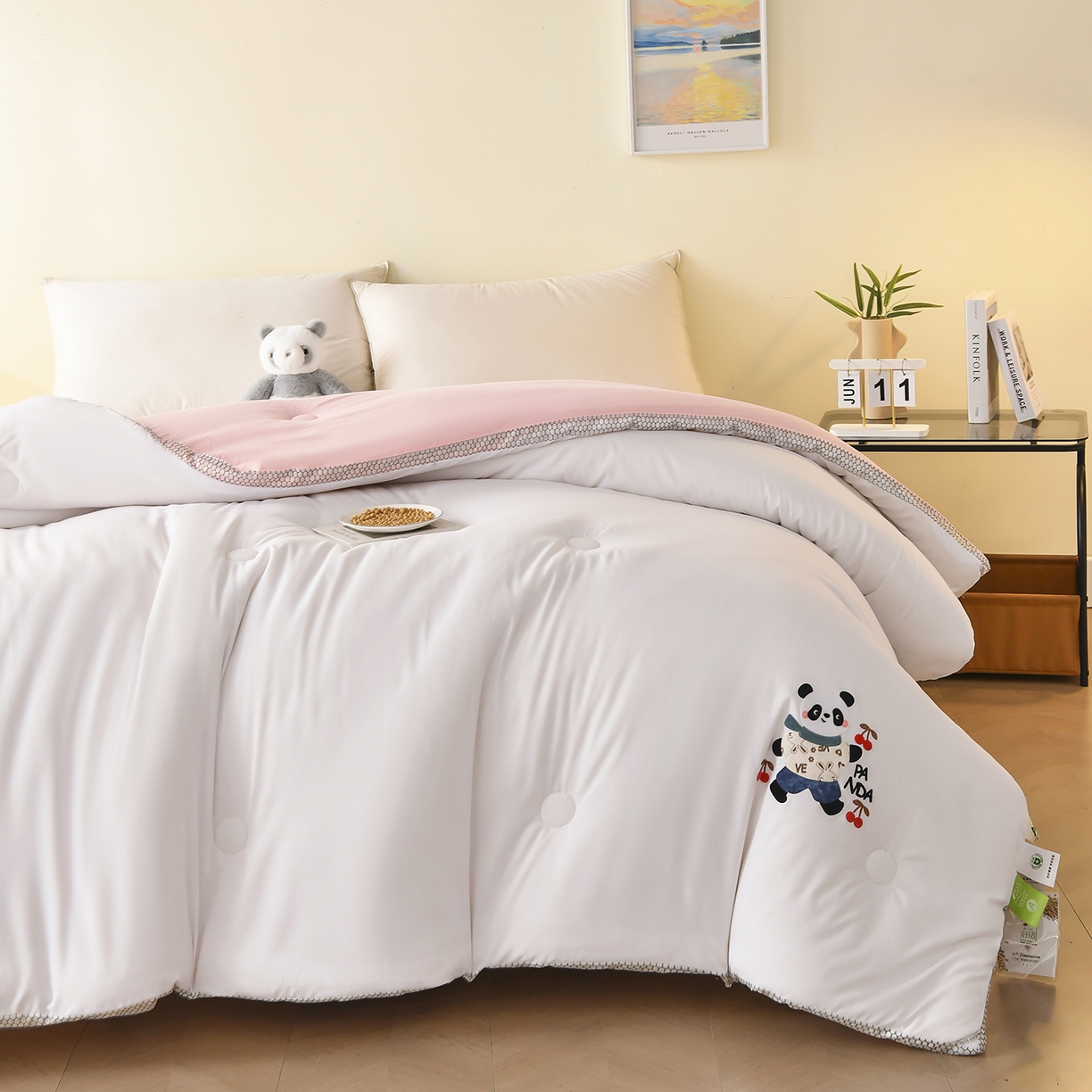 91家纺网 家纺一手货源 找家纺 瑶瑶家居 2025新款立体毛巾绣七孔被大豆纤维被被子被芯 立体极光白+黛粉