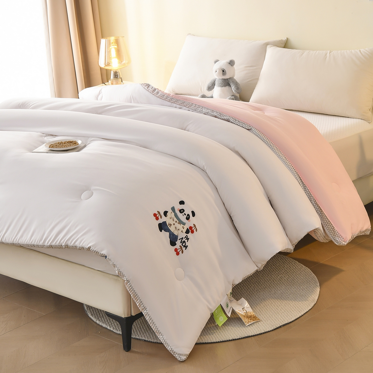 91家纺网 家纺一手货源 找家纺 瑶瑶家居 2025新款立体毛巾绣七孔被大豆纤维被被子被芯 立体极光白+黛粉