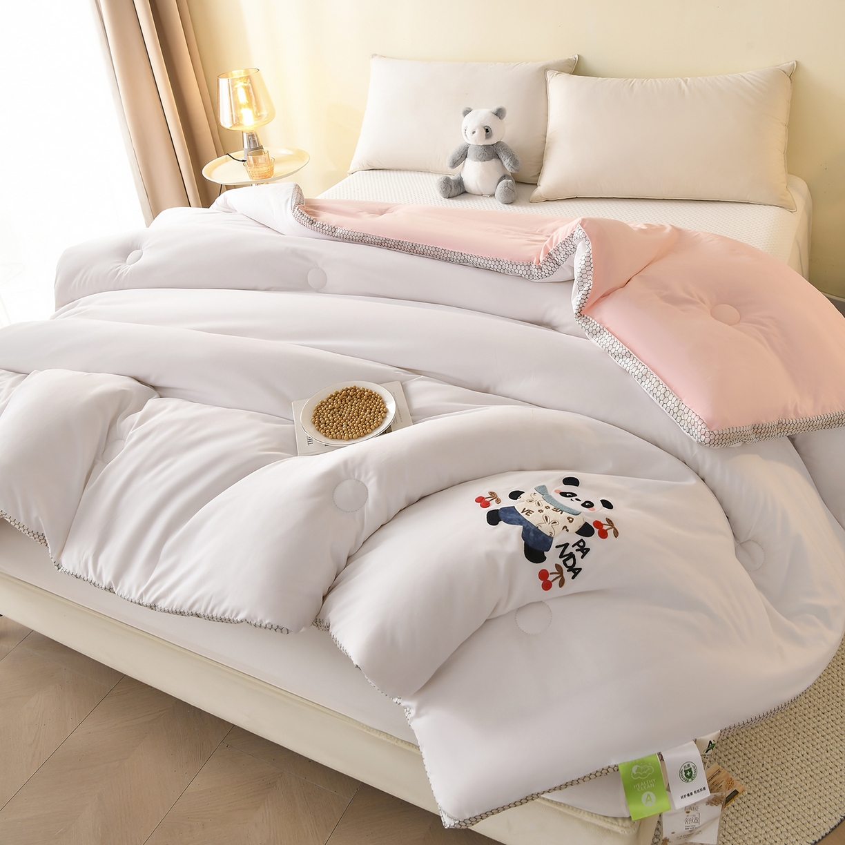 91家纺网 家纺一手货源 找家纺 瑶瑶家居 2025新款立体毛巾绣七孔被大豆纤维被被子被芯 立体极光白+黛粉