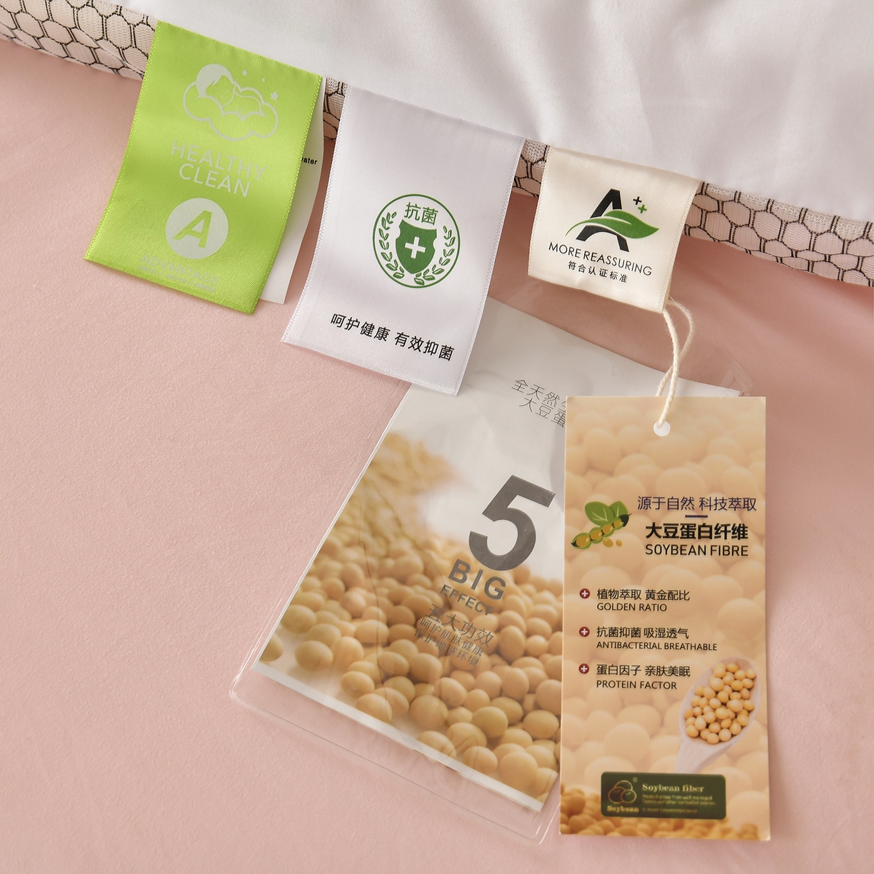 91家纺网 家纺一手货源 找家纺 瑶瑶家居 2025新款立体毛巾绣七孔被大豆纤维被被子被芯 立体极光白+黛粉