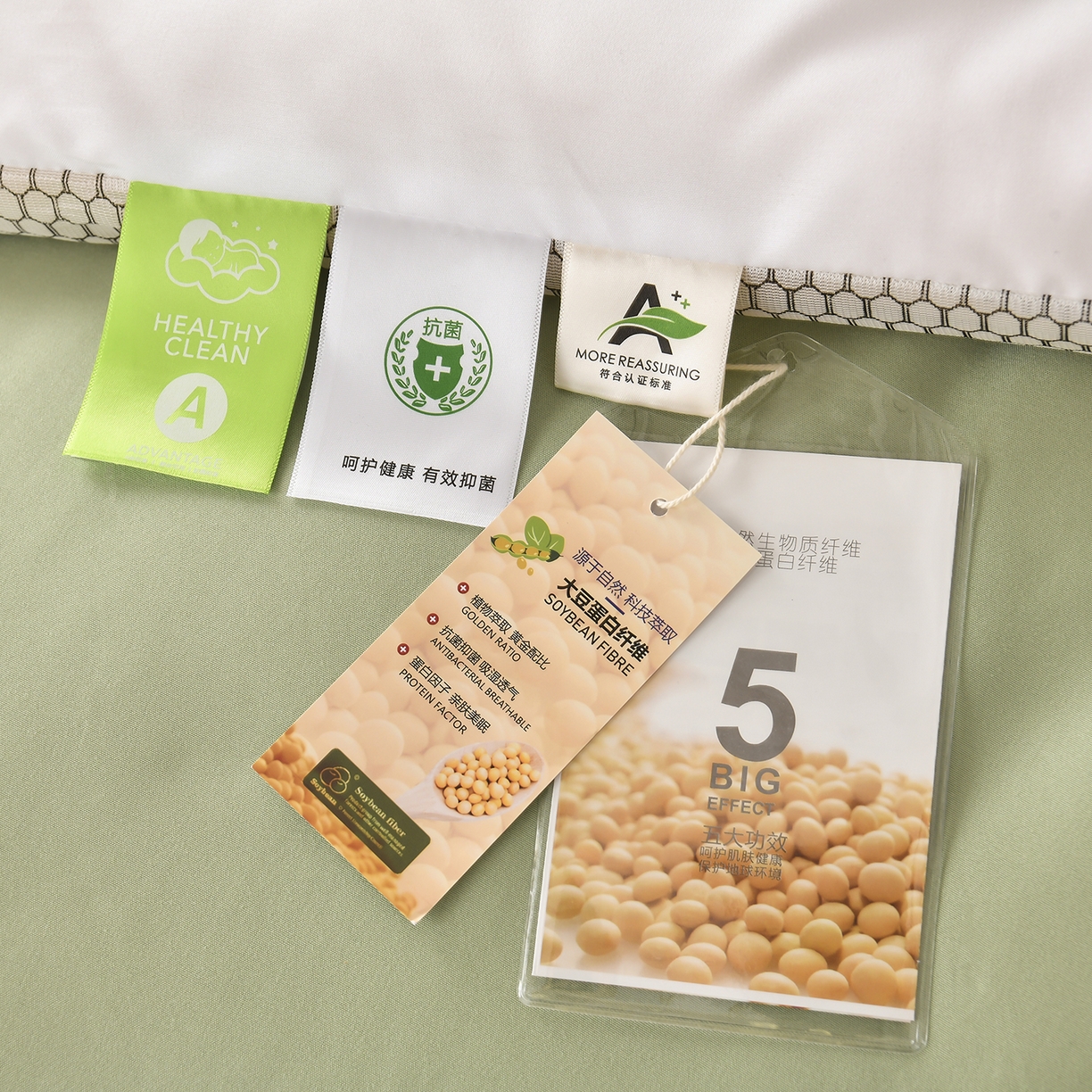 91家纺网 家纺一手货源 找家纺 瑶瑶家居 2025新款立体毛巾绣七孔被大豆纤维被被子被芯 立体极光白+果绿