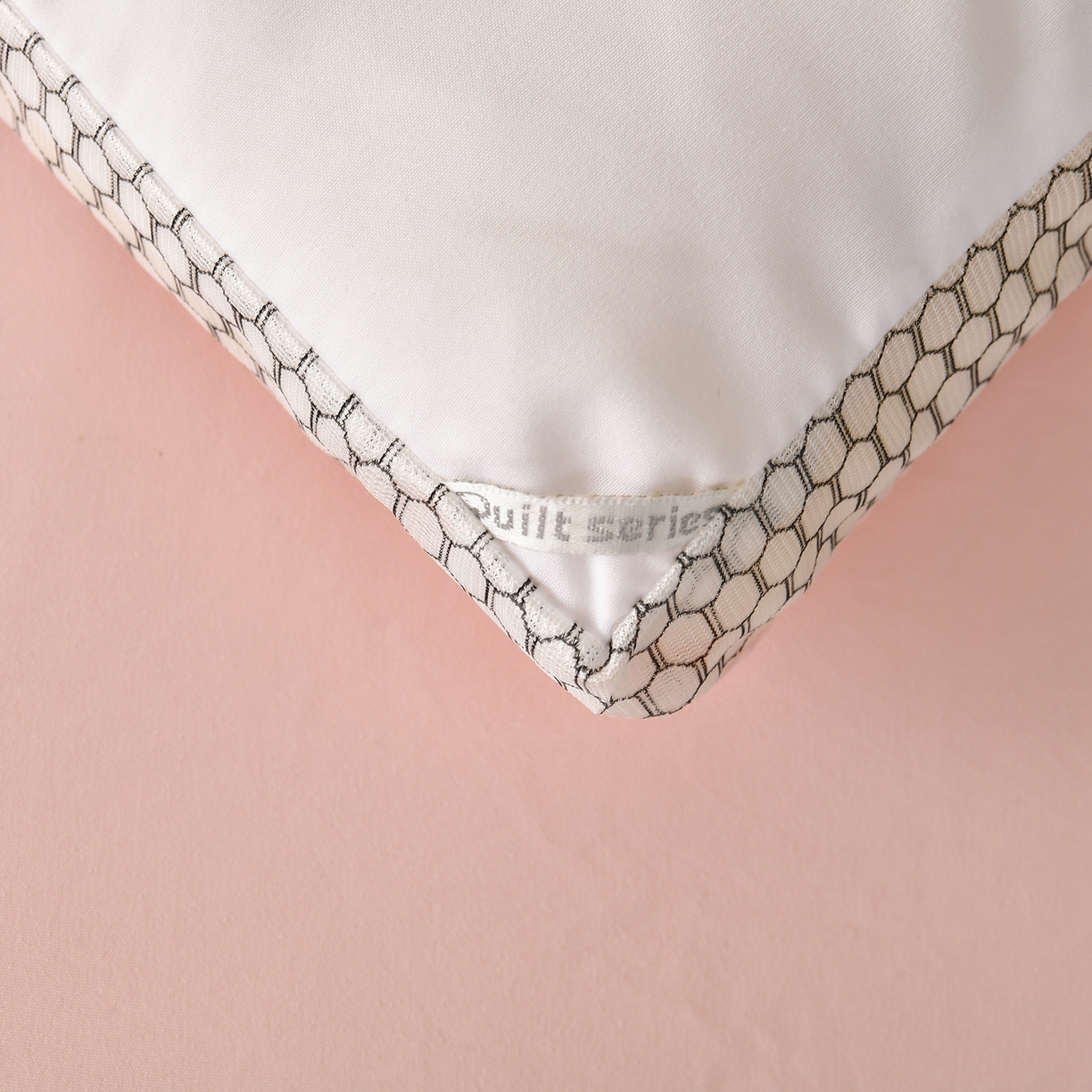 91家纺网 家纺一手货源 找家纺 瑶瑶家居 2025新款立体毛巾绣七孔被大豆纤维被被子被芯 立体极光白+黛粉